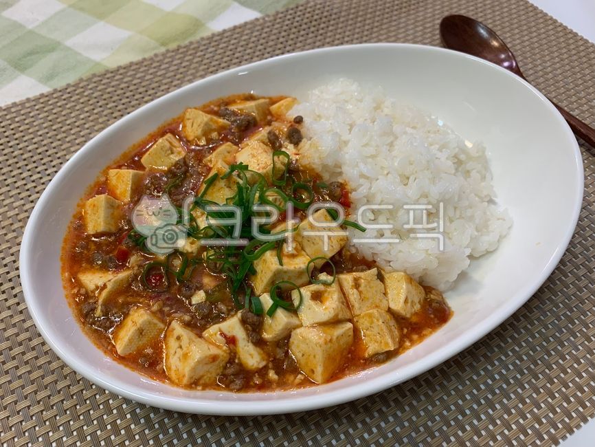 음식,식사,접시,두부요리,덮밥,그릇,마파두부,밥,쌀밥,파,수저,고기,food,meal,dish,plate,mapotofu,tofufood,rice,ricebowl,springonion,meat,mince