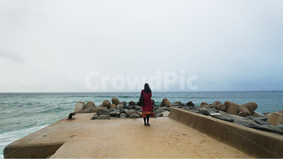 바다,풍경,방파제,여자,뒷모습,여성,인물,인간,woman,분위기,혼자,감성,사람,인물,인간,human,person,여성,여자,woman,female,lady,고독함,외로움,쓸쓸함,우울함,슬픔,lonely,solitary