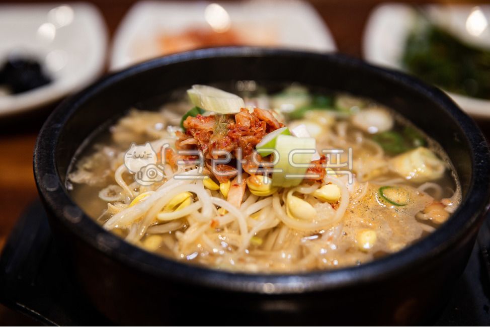 Bean Sprout Gukbap,soup,Bean sprouts,egg,clear food,beansproutssoup,green onion,koreantraditionalfood,Korean traditional food,clearfood,greenonion,beansprouts,earthen pot,earthenpot