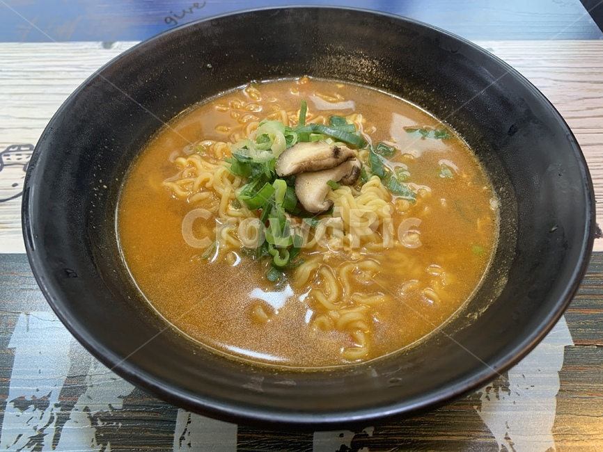 라면,인스턴트라면,한식,한국음식,분식,음식,면,면발,라면국물,국물,얼큰한,표고버섯,버섯,파,그릇,테이블
