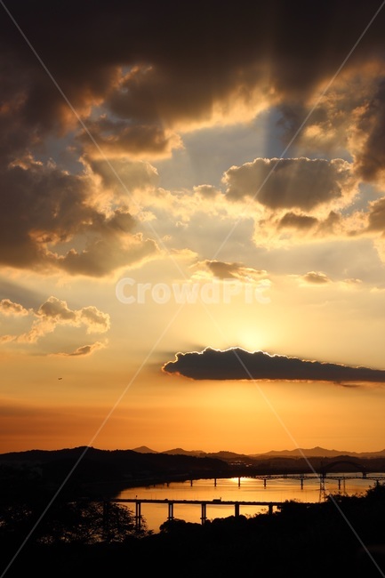 하늘,노을,자연,빛,빛내림,구름,sky,sunset,nature,light,cloud,자연,풍경,nature,landscape,실루엣,그림자,silhouette,shadow,outdoors,옥외,sunlight,햇빛