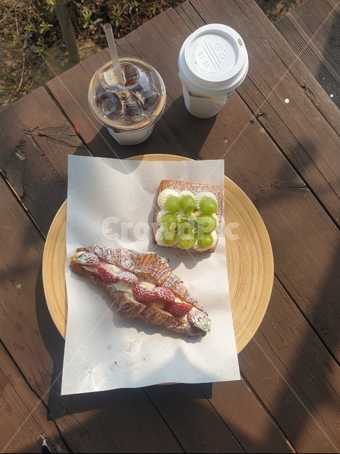 청포도,딸기,greengrapes,bread,coffee,tea,브런치,카페,strawberries,cream,봄햇살,봄나들이