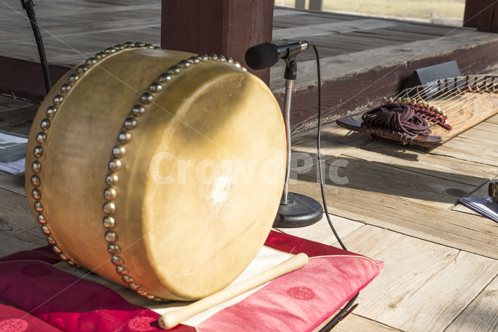 nongak,traditional instrument,festival,percussion instrument,drum,samulnori,pungmulnori,leather,traditional culture,musical instrument,performance,tradition,microphone,folk instrument,Korea