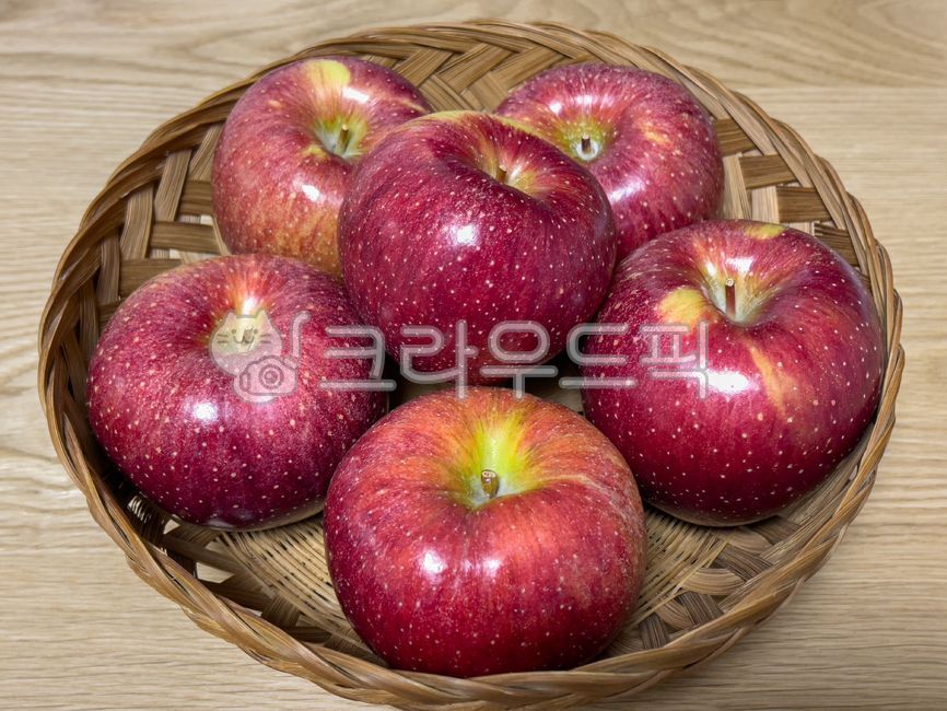 사과,음식,과일,맛있는,건강,여섯,대바구니,비타민,유기농,맛,신맛,단맛,다이어트,항산화,식재료,빨간색,껍질,삭자재,가을,계절,제철,잘익은,간식,후식,붉은,바구니,나무,상큼한,열매,수확,아삭한,디저트,샐러드재료,테이블,apple,food,fruit
