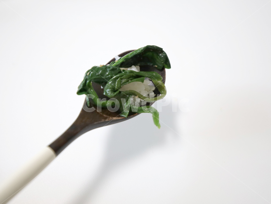 시금치,시금치나물,채소,vegetable,야채,pland,spinach,food,음식,호두,시금치볶음,시금치요리,dish,spoon,숟가락,밥,음식,식재료,요리,food,cook,meal,dishes,food reserves,한식,한국음식,한국요리,korean food,korean dishes,korean meal,korean cook