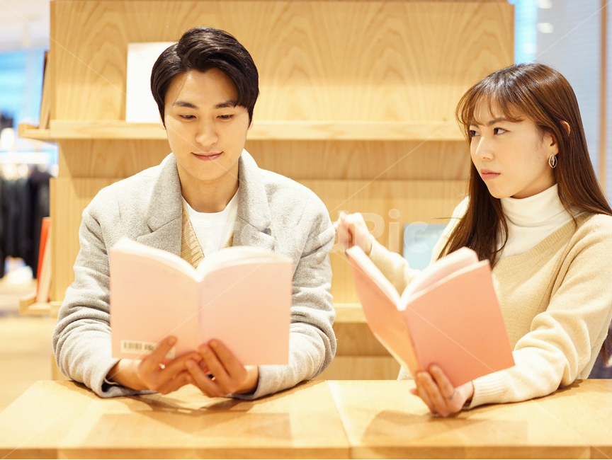 커플,연인,데이트,남녀,couple,독서,책,book,연애,사람,인물,인간,human,person,연인,커플,사랑,lover,couple