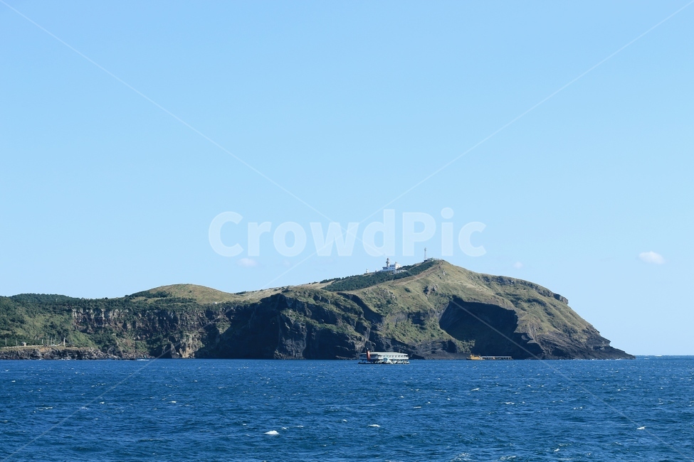 바다,하늘,섬,우도,등대,제주도,sky,island,능선,맑음,자연,풍경,nature,landscape,한국자연경관,koreanaturelandscape,구름,배,유람선,자연,풍경,nature,landscape,한국자연풍경,한국자연경관,korea nature landscape,제주도,jeju,jeju island,outdoors,옥외,land,땅,sea,ocean,대양,water,물,shoreline,해안선,coast,연안
