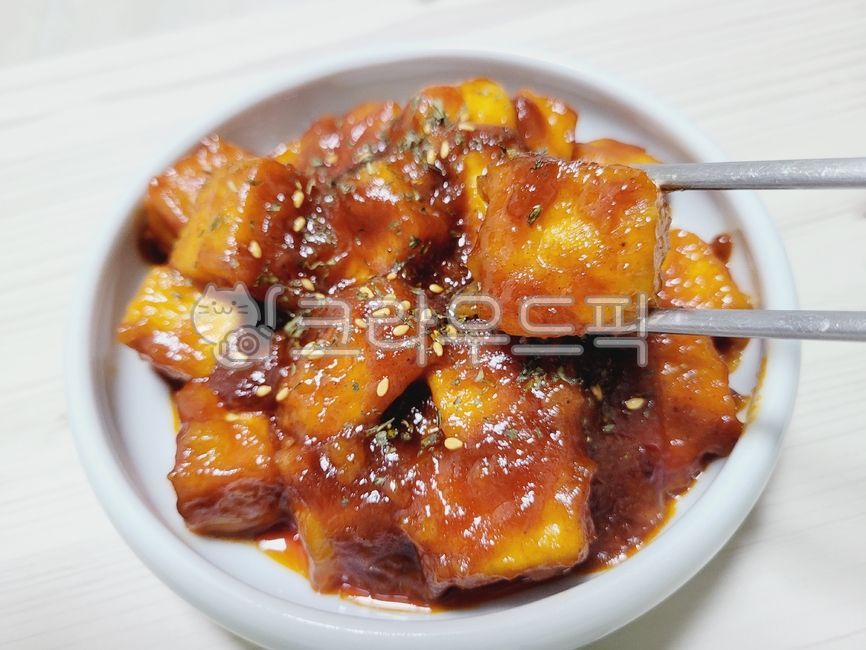 음식,food,두부강정,젓가락,접시,한국음식,반찬,요리,식사,meal,두부,두부요리