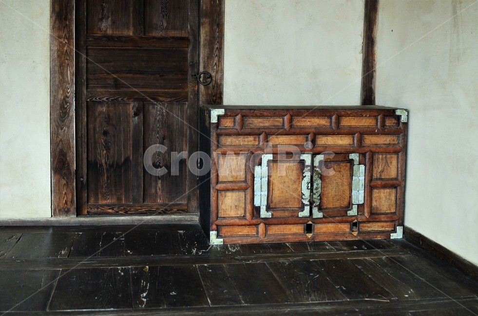 antique furniture,closet,Korean culture,wooden door,Korean tradition,traditional house,traditional culture
