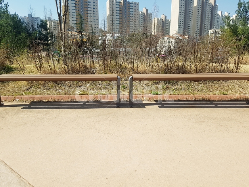 정자,육각정,쉼,의자,휴식,햇살,따뜻함,봄,바람,시원함,그늘,공원,아파트,산책로,조형물,도심속,나무,도시,풍경,city,landscape,한국도시풍경,한국도시경관,korea cityscape