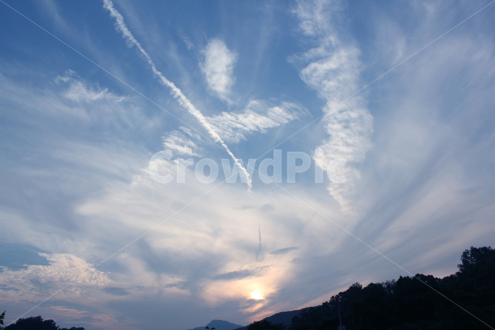 하늘,스카이,자연,구름,노을,해질녘,새털구름,노랑,노란색,옐로우,파랑,파란하늘,태양,선셋,햇빛,비행운,산,산실루엣,실루엣,풍경