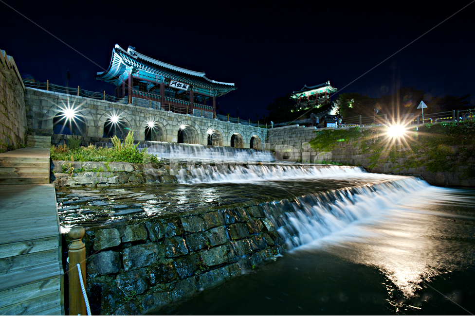 건축물,건물,야경,빛갈라짐,장노출,수원,수원화성,야경,밤,풍경,nightscape,night,landscape,한국전통,한국문화,korean traditional,korean culture