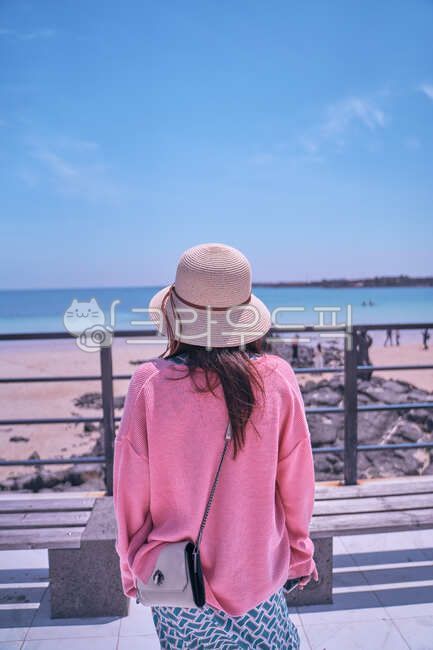 바다,푸른바다,의류,모자,모자쓴여자,여자뒷모습,여행,해변,모래해변,날씨좋은바다,맑은해변,여자,뒷모습,제주,제주도,밀짚모자,색감,여성,traveling,trip,사람,인물,인간,human,person,여성,여자,woman,female,lady,여행,휴가,traveling,vacation,trip