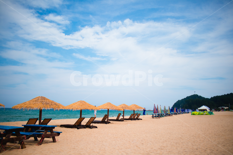 바다,해변,해수욕장,바다풍경,모래사장,파라솔,하늘,바닷물,sea,ocean,nature,sand,sky,자연,풍경,nature,landscape,한국자연풍경,한국자연경관,korea nature landscape,해변,바다,beach,sea,outdoors,옥외,water,물,대양,shoreline,해안선