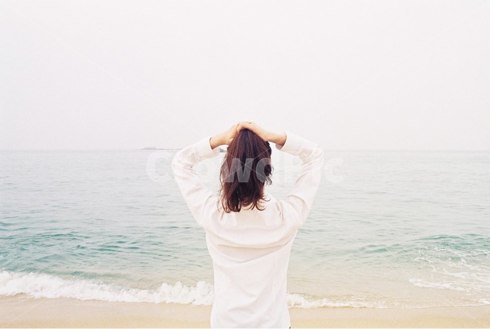 감성,바다,뒷모습,소녀,동해,필름,아날로그,해변,바다,beach,sea,사람,인물,인간,human,person,여성,여자,woman,female,lady,여행,휴가,traveling,vacation,trip,감성,sensible,feeling