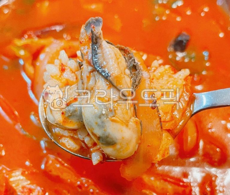 굴짬뽕,짬뽕,굴짬뽕밥,짬뽕밥,굴,석화,해물,해물짬뽕,숟가락,국물,쌀,밥,쌀밥,백미,칼칼한,얼큰한,음식,요리,식사,식재료,먹방,해장,food,dish,cook,meal,seafood,rice