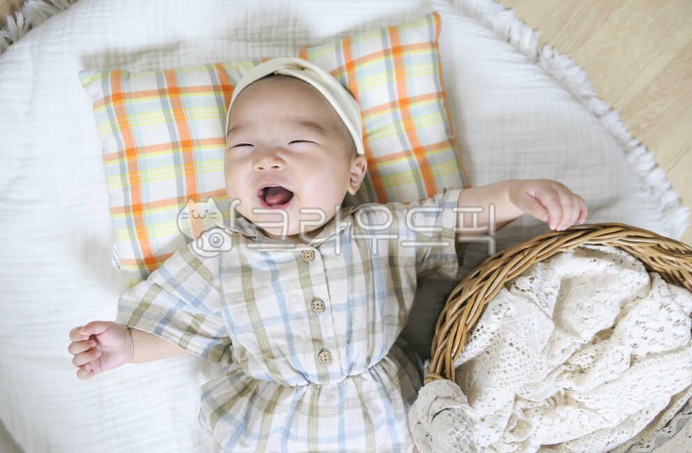 하얀색,헤어밴드,러그,흰색,천지난만한,아기,신생아,사람,갓난아기,귀여운,작은,소중한,앙증맞은,인간,어린,한살,1세,만0세,아가,영유아,얼굴,눈,코,입,엄마품,안긴,베이비,천사같은,사랑스러운,가족,아들,라이프스타일,생활,육아,보육,아시안,한국인,동양인,한국,베개,바구니,라탄바구니,체크무늬,사람,인물,인간,human,person,영유아,아기,애기,아이,infants,baby