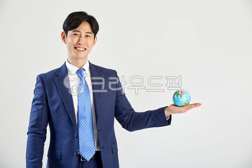 young businessman,assistant manager,office,Asian,Global,sales,globalbusiness,smile,executive,tie,white,global business,businessman,deputy,work,office worker,formal,1st place,1person,globe,dream,success,person,30s,suit,job,male,best,global,cool young man,i