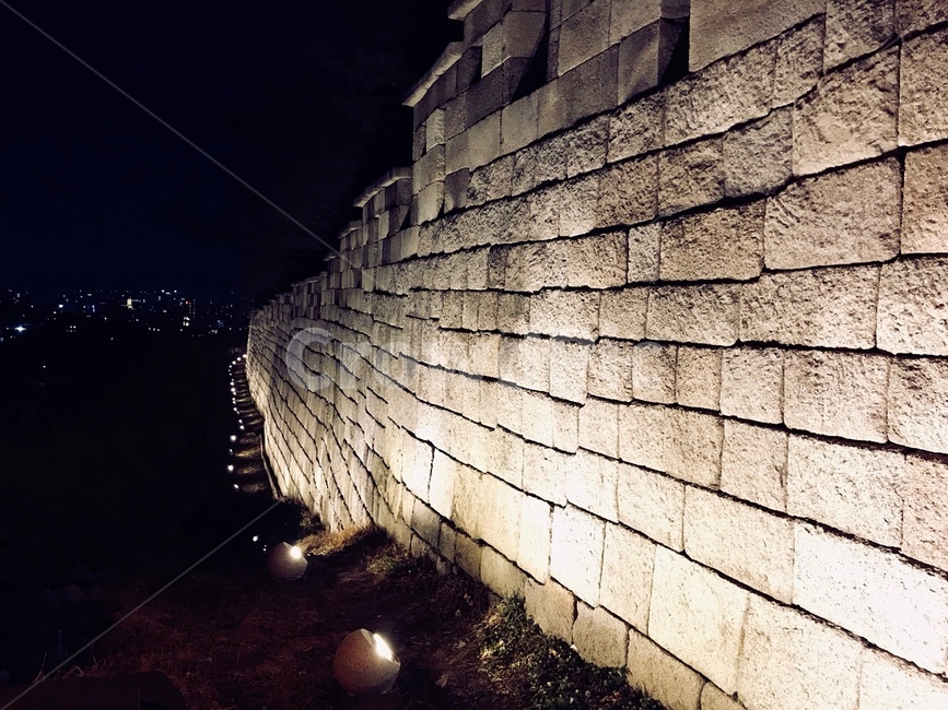 밤,성곽,조명,야경,길,나무,어둠,빛,야경,밤,풍경,nightscape,night,landscape,한국전통,한국문화,korean traditional,korean culture,건축물,건물외관,exterior,building,structure,architecture,construction