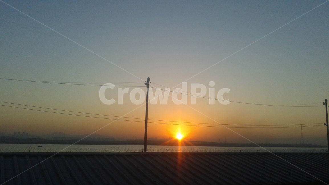 해돋이,새해,한강,새해날,자연,하늘,아침,새벽,new,전봇대,지붕,찬란한,sunrise,일출,日出,해,sun,전깃줄,지붕위해,노란하늘,새햇날,해돗이,소원,기원,예쁜해돋이,염원