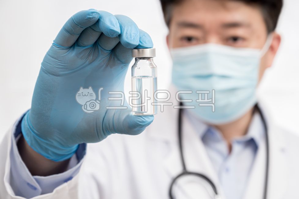 의료,과학,백신,코로나바이러스,코로나,바이러스,코로나19,covid19,신종플루,예방,예방백신,개발,백신개발,의학,예방접종,전염병,예방주사,과학자,약병,질병,감염병,폐렴,제약회사,보건,건강,독감,독감백신,수술장갑,세균,감염,컨셉,주사기,의사,남자,남성,동양인,아시아인,한국인,일본인,중국인,마스크,덴탈마스크,팬데믹,신약,신약개발,팬더믹,항생제,마취제,박테리아,접종,의료,의학,병원,medical,hospital,clinic