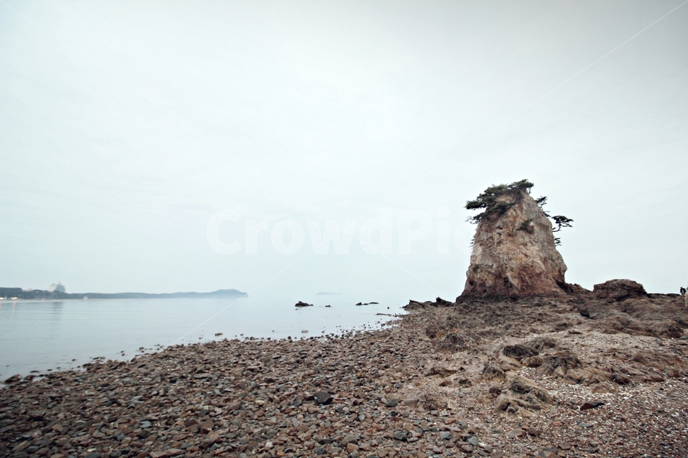 바다,꽃지,안면도,해변,할미바위,감성,해무,구름,흐림,sea,beach,cloudy,landscape,해수욕장,바위,자연,풍경,nature,landscape,한국자연풍경,한국자연경관,korea nature landscape,road,도로,gravel,자갈,dirt road,흙길,ground,바닥