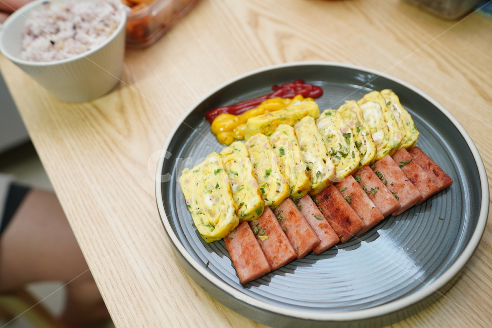 집밥,한식,계란말이,스팸,햄,접시,음식,식사,먹방,반찬,안주,컬러,노랑,요리,간식,음식,식재료,요리,food,cook,meal,dishes,food reserves