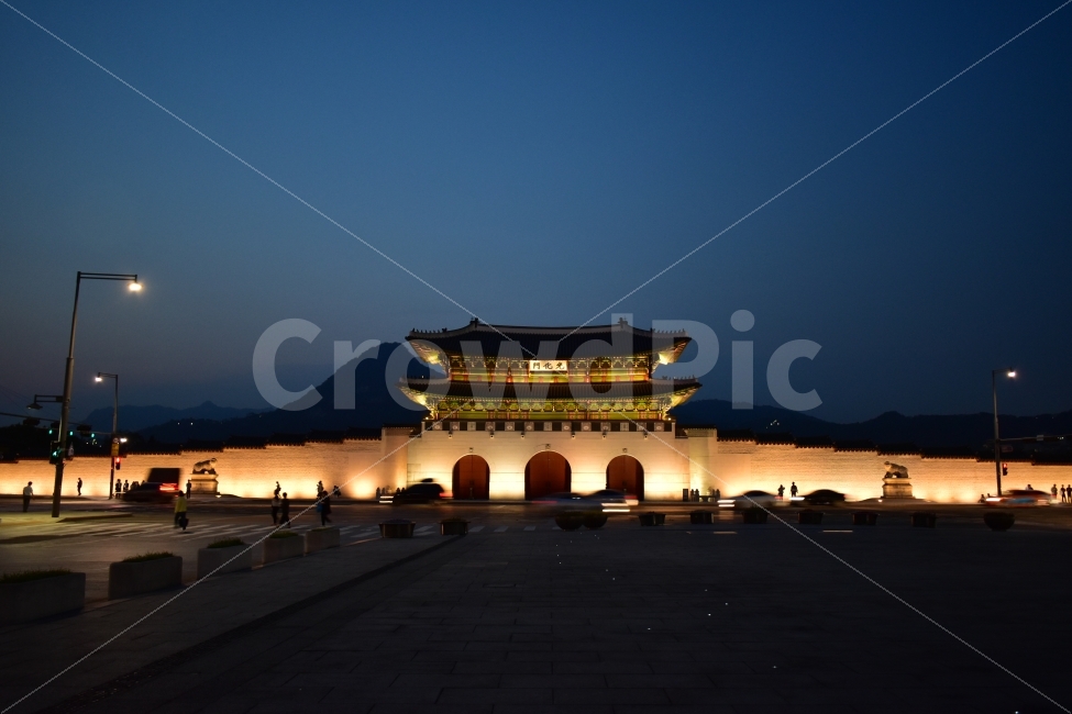 광화문,광화문거리,저녁,야경,고궁,야경,밤,풍경,nightscape,night,landscape,랜드마크,landmark,tourist attraction,한국전통,한국문화,korean traditional,korean culture,architecture,건축물,shrine,신사,pagoda,탑,worship,예배,building,건물