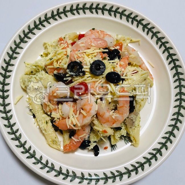 펜네,새우펜네,페스토새우펜네,새우,바질페스토소스,흰다리새우,새우살,알프레도소스,파마산치즈,치즈요리,홍파프리카,파프리카,바질,즉석요리,브런치,meal,식사,food,음식,dish,요리,플래터,platter,올리브,블랙올리브