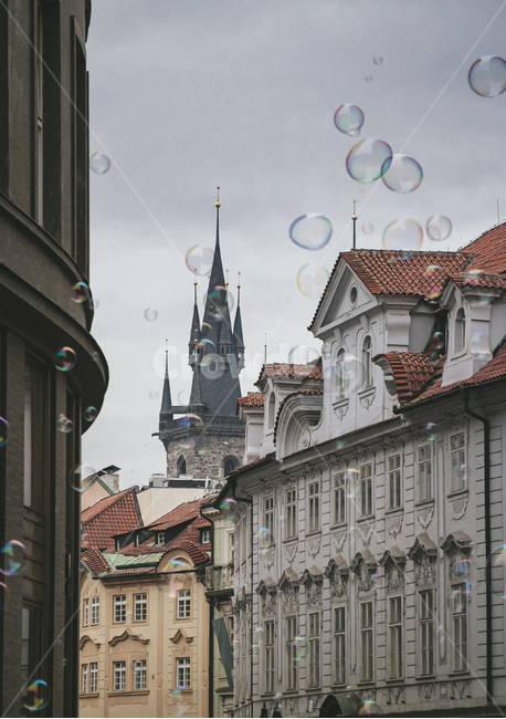 Foreign city scenery,church,Middle Ages,building,cloud,overseas city,steeple,spire,cityscape,Tyn Cathedral,cloudy sky,tower,architecture,sky,roof,Gothic,Prague,soap bubbles,Czech Republic,red roof,foreign city