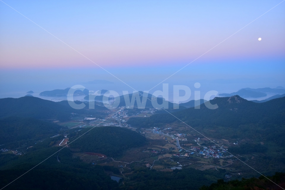 미륵산,바다,야경,통영,일출,가을,풍경,탐방,미래사,한려해상국립공원,자연,파란하늘,그림같은,칼라풀,뷰티플,아름다운,힐링,감성,정취,산세,명산,전망,조망,100대명산,nature,산,등산,트레킹,풍경사진,비경,경치,청명,가을날씨,경관,암봉우리,mountain,케이블카,섬,미륵도,바다백리길,달아길,여명,나폴리,자연,풍경,nature,landscape,한국자연풍경,한국자연경관,korea nature landscape,outdoors,옥외,scenery,aerial view,조감도