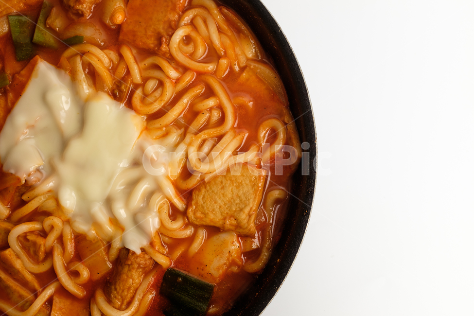 떡볶이,떡,양념,채소,매운,달콤한,간식,한국문화,한국음식,식품,음식,요리,맛있는,어묵,치즈,쌀,면,국물,빨간,음식,식재료,요리,food,cook,meal,dishes,food reserves