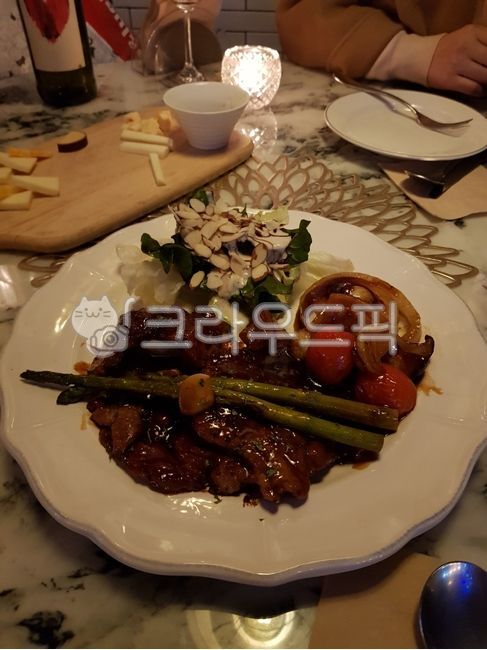 atmosphere,plating,steak,good lighting,plate,food,meal,Western food,dish,candle,asparagus,good atmosphere