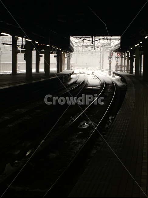 삿포로,플랫폼,기차역,철길,트랙,기찻길,기차역풍경,일본,역광,기다림,paltform,trainstation,railroad,흑백,모노톤,monochrome,black and white,교통,교통수단,traffic,transportation