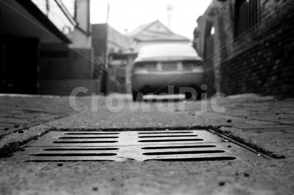 골목,골목길,하수구,길,동네,흑백사진,도시,풍경,city,landscape,흑백,모노톤,monochrome,black and white,asphalt,아스팔트,road,도로,automobile,자동차,vehicle,차량,car,차,transportation,교통