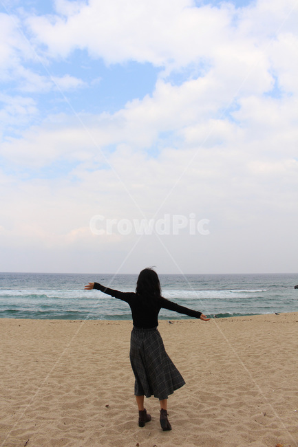 강릉바다,여성뒷모습,바다구름,상쾌,안목해변,해변,바다,beach,sea,사람,인물,인간,human,person,여성,여자,woman,female,lady