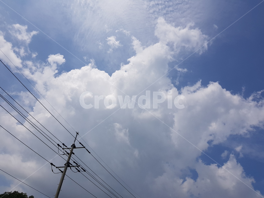 구름,하늘,파란하늘,하얀구름,뭉게구름,전봇대,전신주,cloud,sky,bluesky,파란색,하얀색,전선,cable,맑은하늘