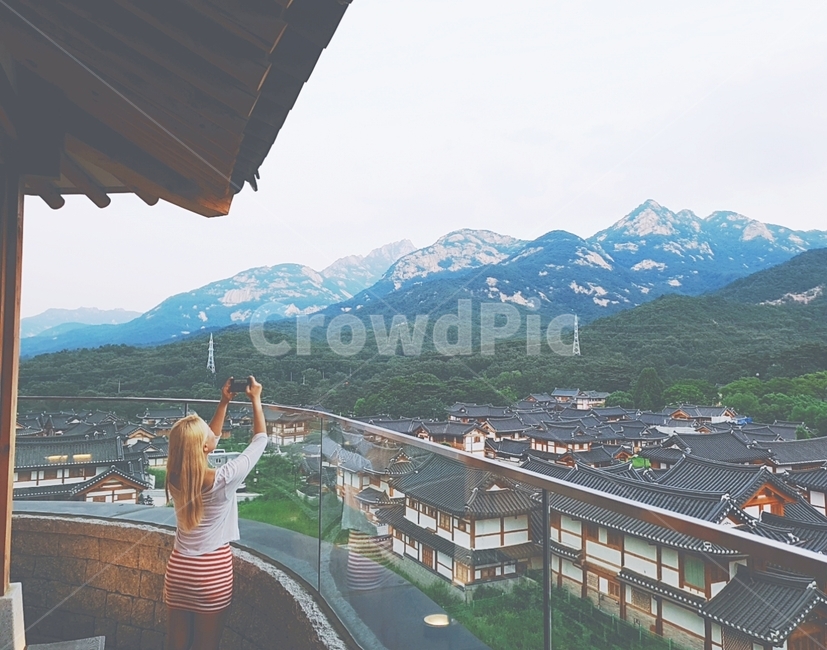 은평한옥마을,한옥,person,경치,옥외,자연,풍경,human,scenery,landscape,outdoors,nature,한국전통,한국문화,korean traditional,korean culture,여성,여자,woman,female,lady,건축물,건물외관,exterior,building,structure,architecture,construction