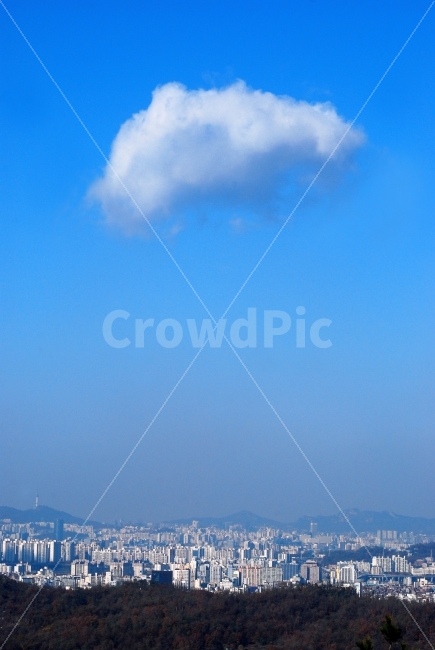 구름한점,하늘,외로움,도시풍경,파랑,푸른,구름,뭉게구름,sns,ebook,sky,blue,city,도시이미지,원경,배경,바탕,백그라운드,background,쓸쓸함,희망,바램,마음,감성,심정,서정,느낌,필,분위기,블루톤,콘텐츠,모바일,홈페이지,사보,잡지,광고,카다로그,뉴스레터,브로셔,책자,서적,웹,전단,마케팅,색감,색상,그라데이션,서울,seoul,대도시,메트로씨티,드높은,첨영,alone,바라보다,도시,풍경,city,landscape,nature,자연,outdoors,옥외