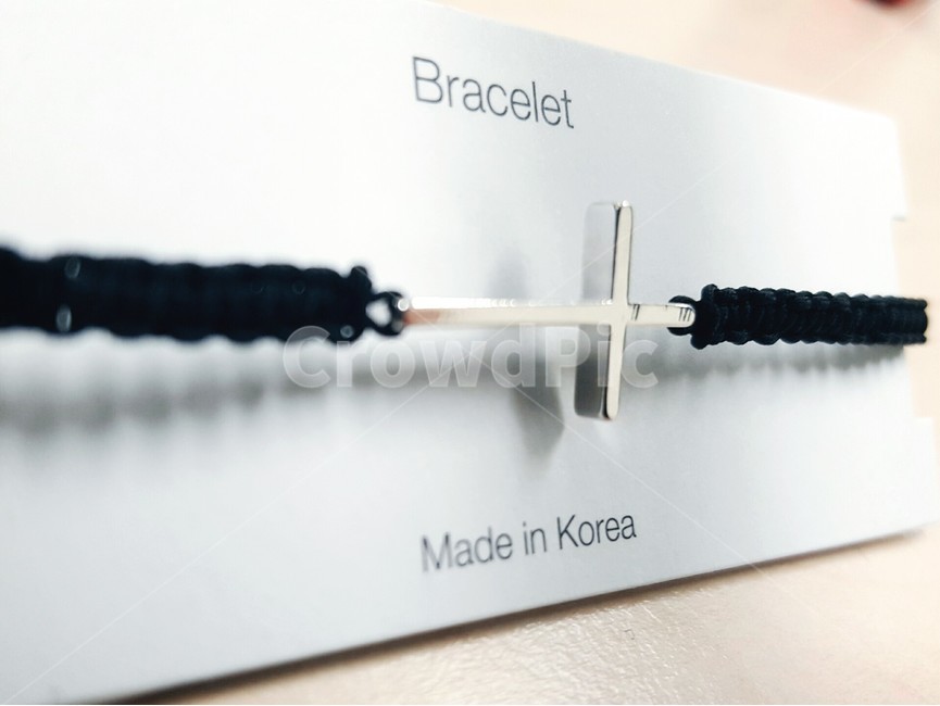 팔찌,bracelet,십자가,cross,silver,은,악세사리,패션스타일,의상,fashion,style,사물,물건,오브젝트,thing,object,matter