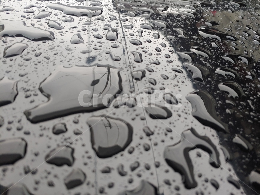 water drop,Black color,car bonnet,telephone pole,rainwater