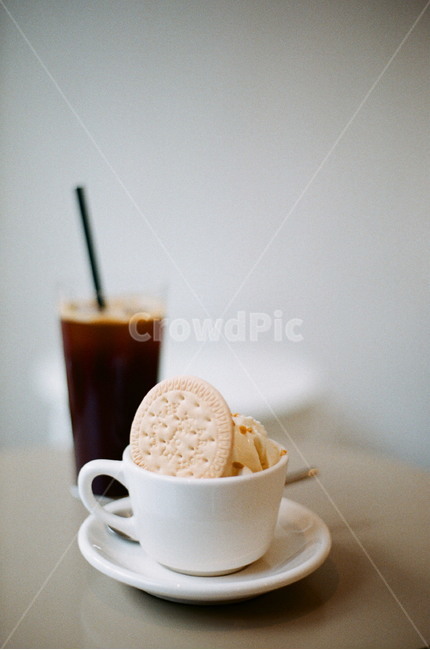 glass,snack,cool,ice,film,sensitive,delicious,food,Emotional photo,film photography,cafe,dessert,coffee,Americano,biscuit,table,mug,cup