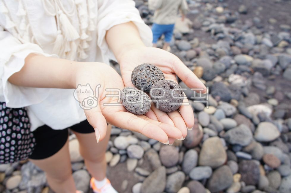 몽돌,쇠소깍,제주바다돌,돌,돌맹이,손위에돌,신체부위,finger,손가락,hand,손,사람