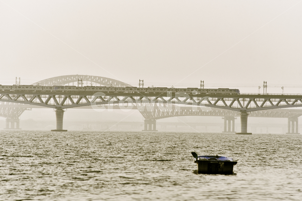 다리,교각,한강,한강대교,배,물,강물,water,river,bridge,철교,배한척,배경,바탕,백그라운드,야외,옥외,outdoor,연보라색,건축물,ship,교통,교통수단,traffic,transportation