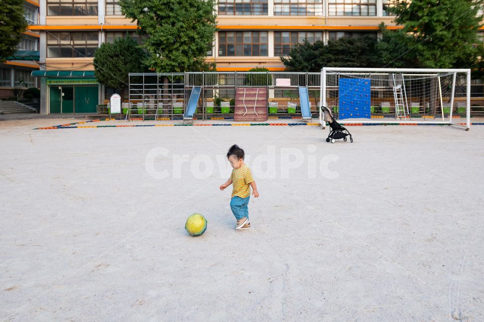 축구공,축구,운동장,장난,놀이,귀여운,작은,아기,아이,어린이,어린,육아,남자,남자아기,남자아이,인물,야외,운동,스포츠,공,혼자,외로운,모래,스포츠,레저,운동,sports,leisure,exercise