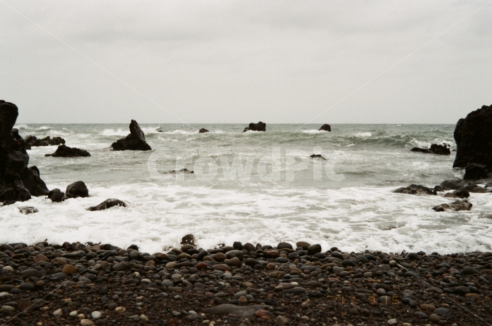 필름,필름사진,바다,제주도,제주,파도,알작지,해수욕장,몽돌,하늘,film,jeju,자연,풍경,nature,landscape,한국자연풍경,한국자연경관,korea nature landscape,해변,바다,beach,sea,제주도,jeju,jeju island,ocean,대양,outdoors,옥외,water,물