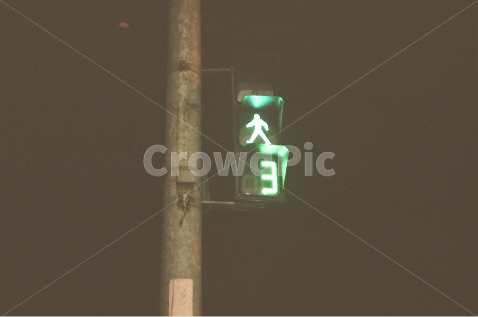 필름사진,분위기,밤,횡단보도,파란불,야경,밤,풍경,nightscape,night,landscape,감성,sensible,feeling,교통,교통수단,traffic,transportation