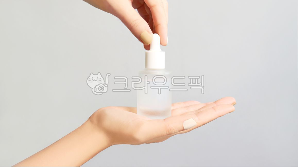 화장품,화장품용기,세럼,코스메틱,세럼병,용기,스킨케어,패키지,화장품패키지,플라스틱,불투명,하얀색,회색,그레이,화이트,스킨,피부,사람손,여자손,손,손가락,잡다,오브젝트,제품,관리,모이스쳐,목업,뚜껑,유리,패키징,디자인,깨끗한,뷰티,스포이드,메이크업,컨셉,사람,human,인간,beauty,beautiful,cure,pharmacist,olution,label,chemistry,mixture,closeup,people,pharmacy,package,empty,skincare,packaging,makeup,wellbeing,moisturizing,finger,facial,jar,object,moisturizer,container,person,treatment,liquid,hygiene,medicine,serum,woman,plastic,care,bottle,female,skin,product,isolated,background,hand,white,body,hold,concept,cosmetic,spoid