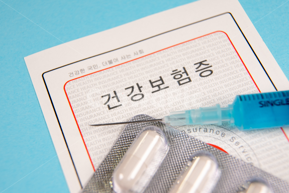 의료,과학,의학,약학,알약,캡슐,건강,컨셉트,콘셉트,컨셉,개념,헬스,의약품,질병관리,건강관리,전염병,감기,항생제,독감,배경,치료,처방,처방약,예방접종,백신,질병,병,메디컬,의료기구,의료용품,카피스페이스,여백,약,주사기,주사약,주사,주사제,신약,보험,건강보험,건강보험증,의료보험,실손보험,암보험,메디칼,의료,의학,병원,medical,hospital,clinic,연출,컨셉,콘셉,direction,concept