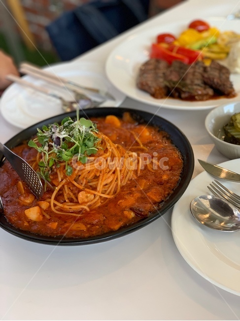 파스타,스파게티,스테이크,레스토랑,수저,접시,테이블